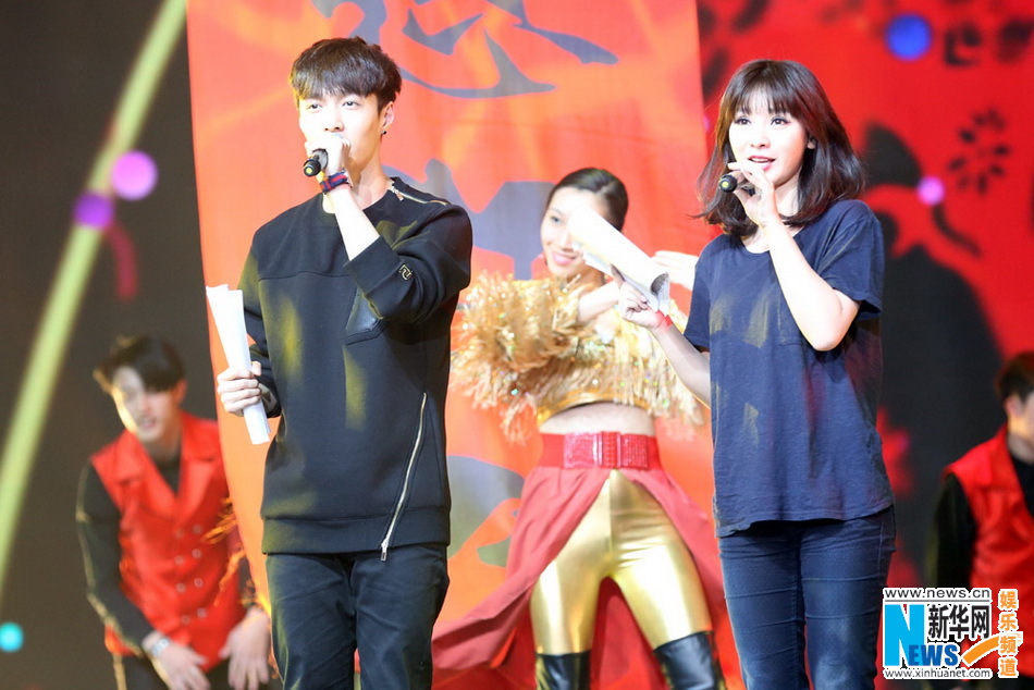 柳岩彩排网络春晚唇红肤白 搭档EXO张艺兴TFBOYS