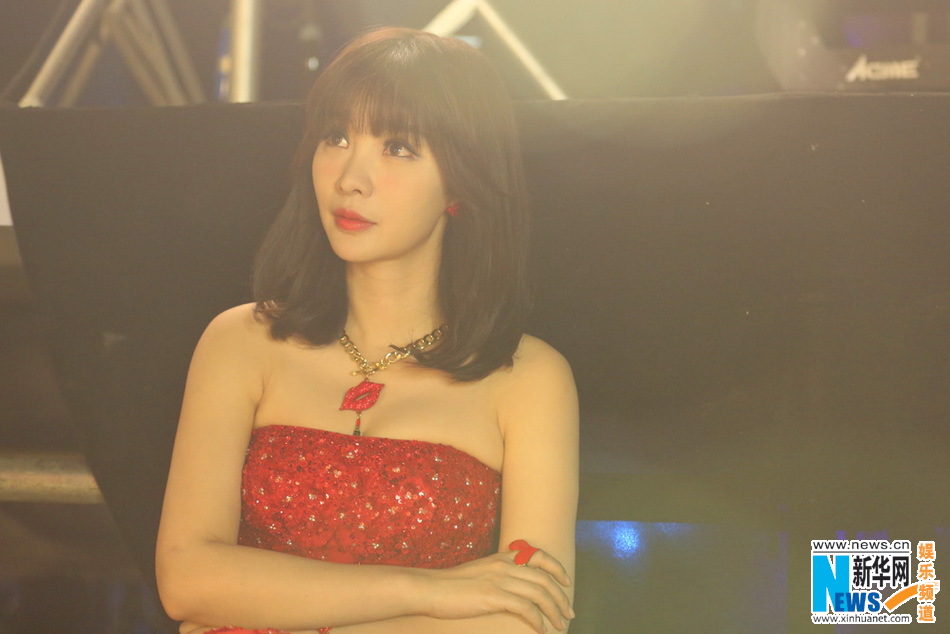 柳岩彩排网络春晚唇红肤白 搭档EXO张艺兴TFBOYS