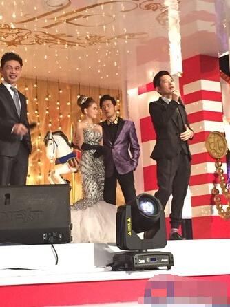 昆凌寒风中穿低胸裙发抖 周杰伦贴心帮揉背