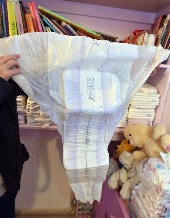 英国现“成人托儿所” 顾客可体验穿尿布喝母乳(高清组图)