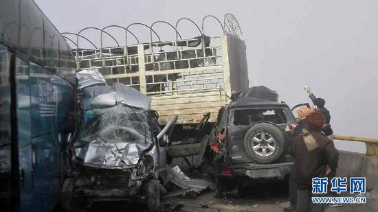 沪昆高速发生11车连环相撞事故(图)