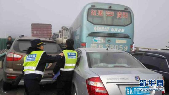 沪昆高速发生11车连环相撞事故(图)