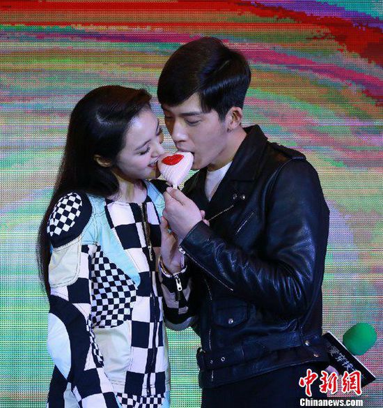 郑爽不问前男友张翰绯闻：他也不可能回答我