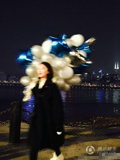周冬雨手拿一大串气球 身影模糊遭调侃(图)