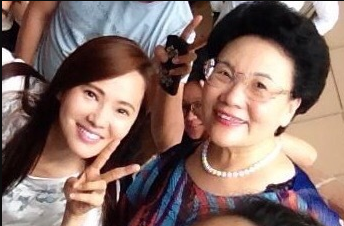 伊能静晒与秦昊父母合影 赞准婆婆：最美好女性