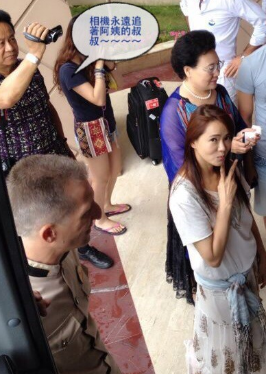 伊能静晒与秦昊父母合影 赞准婆婆：最美好女性