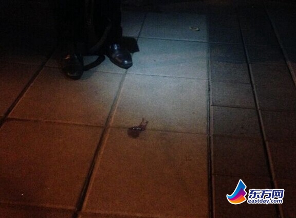 美领馆门前的血迹。（图片来源：东方网）