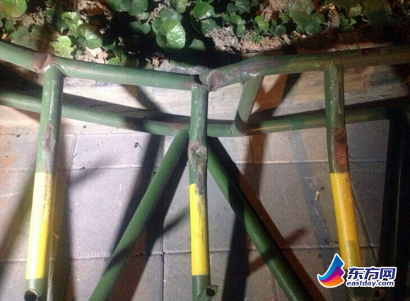 美领馆前被撞坏的护栏。（图片来源：东方网）