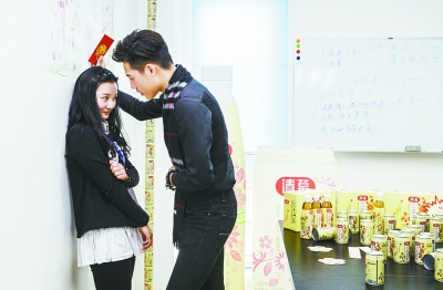 武汉奇葩年终奖：请帅哥给女员工“壁咚”