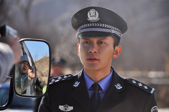 电视剧《草帽警察》拍摄遭遇极寒 李晨需要喝酒取暖【组图】