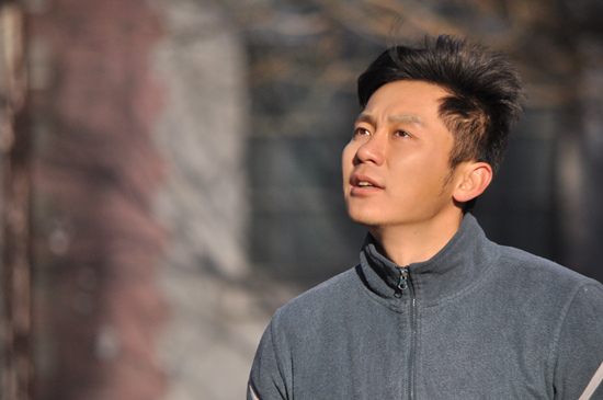 <a href='http://www.bjxxg.cn/ent/dianshi/' target='_blank'><u>电视</u></a>剧《草帽警察》拍摄遭遇极寒 李晨需要喝酒取暖【组图】