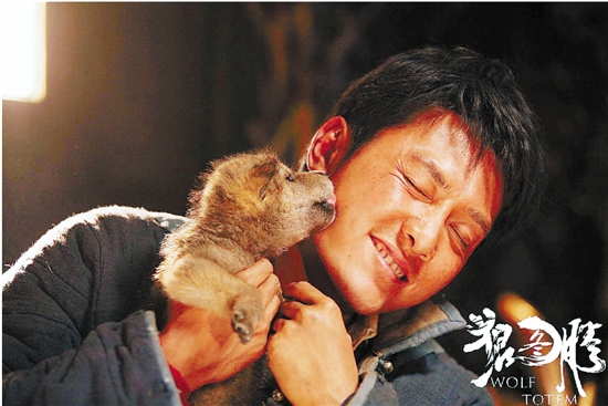 电影《狼图腾》昨天提前点映 冯绍峰:小狼们吃的生肉，都是我亲手准备的