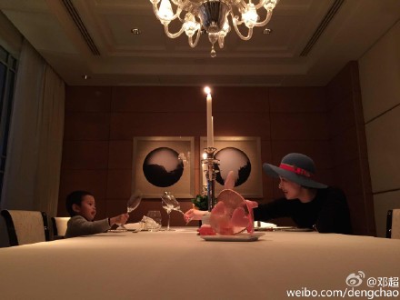 孙俪和儿子干杯