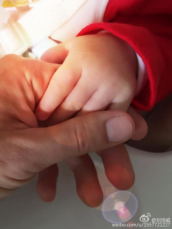 女儿小糯米的手