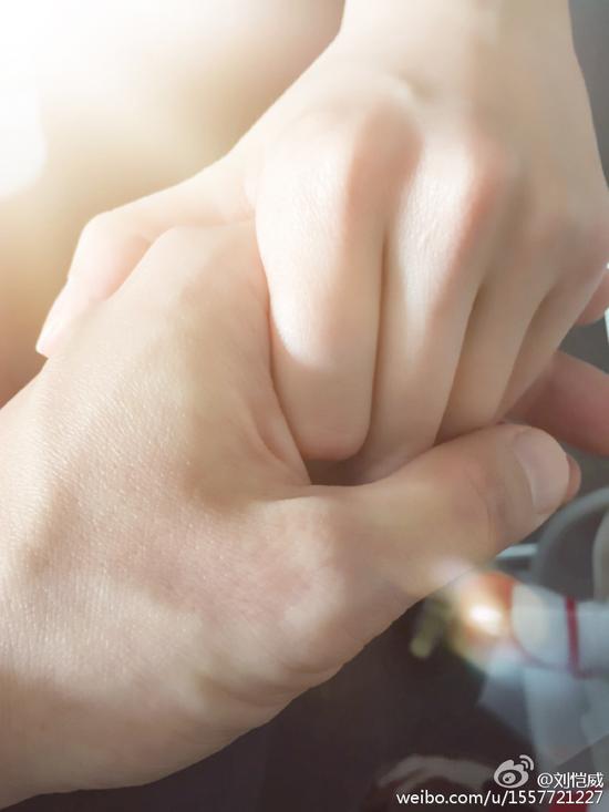刘恺威晒与老婆牵手照