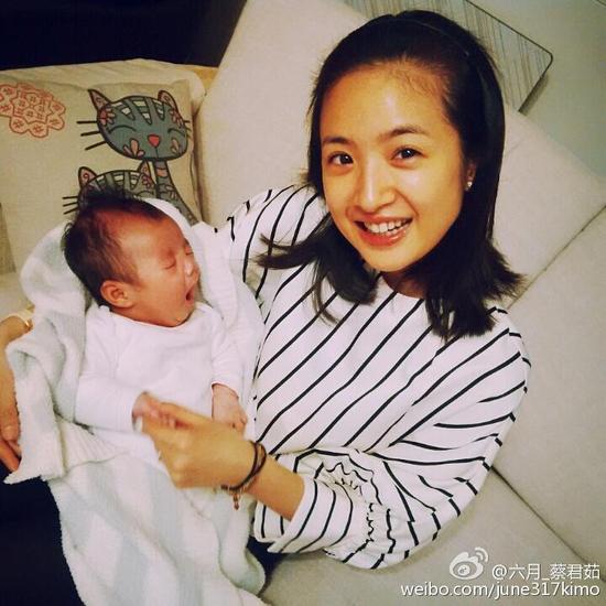 林依晨抱着蔡君茹的孩子Star