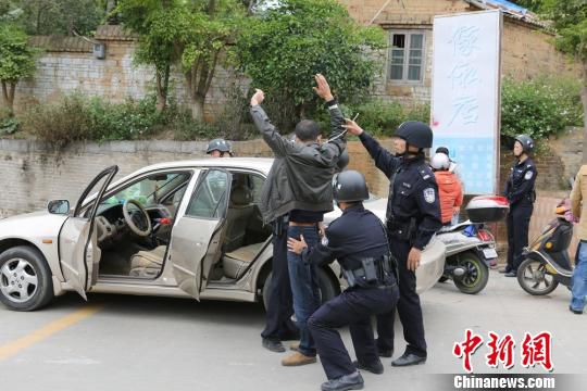 广东湛江逾千警力清剿涉赌涉毒村 抓获嫌犯33名