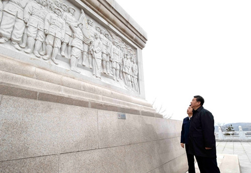 习近平向陕甘边革命根据地英雄纪念碑敬献花篮（图）