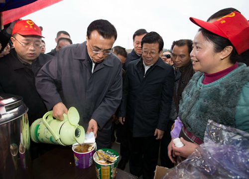 李克强为过年返乡农民工冲泡面（图）