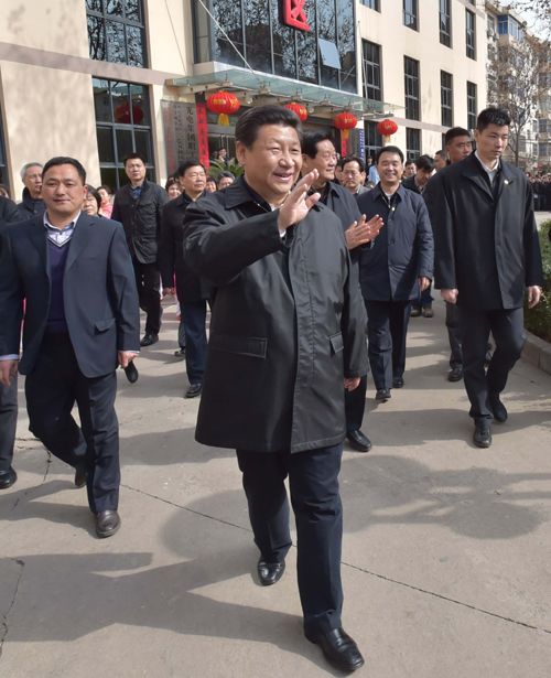 习近平手持“三阳开泰”剪纸向全国人民拜年