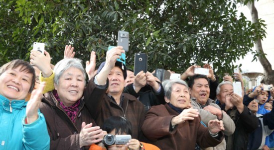 习近平手持“三阳开泰”剪纸向全国人民拜年