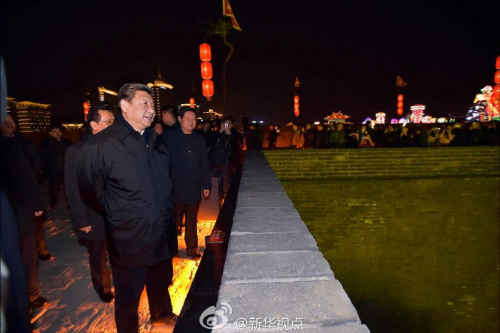 习近平登上西安古城墙 同市民亲切交流(图)