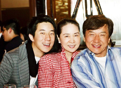 成龙一家三口(资料照)