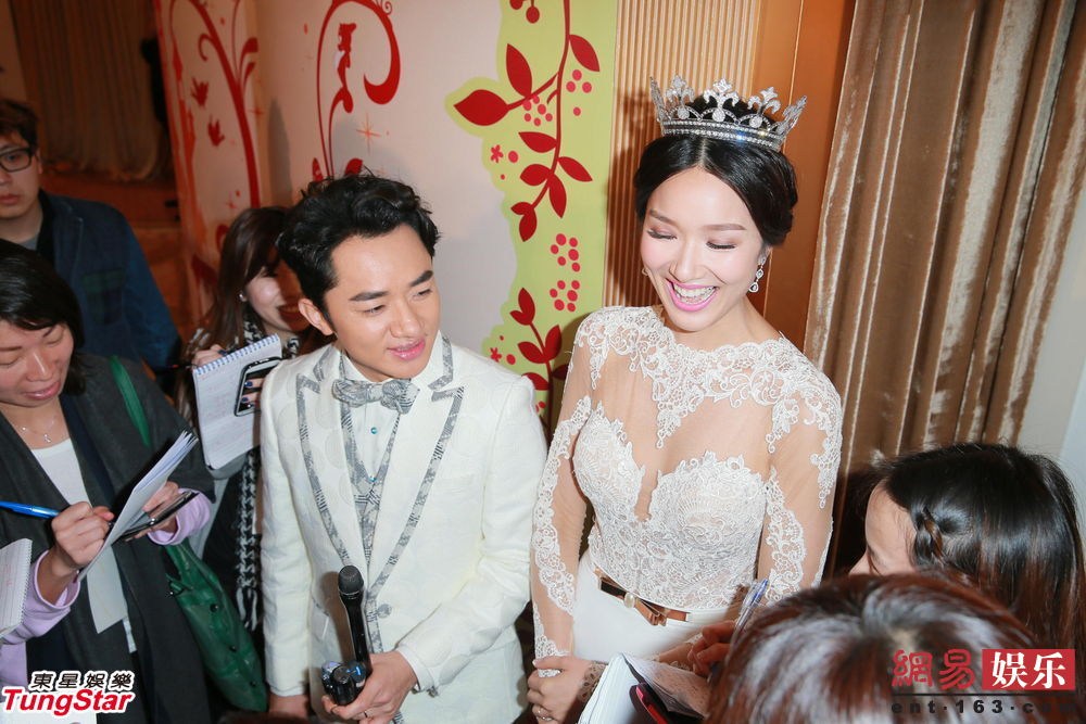 王祖蓝李亚男在迪士尼办童话式婚宴 否认婚礼赚二百万