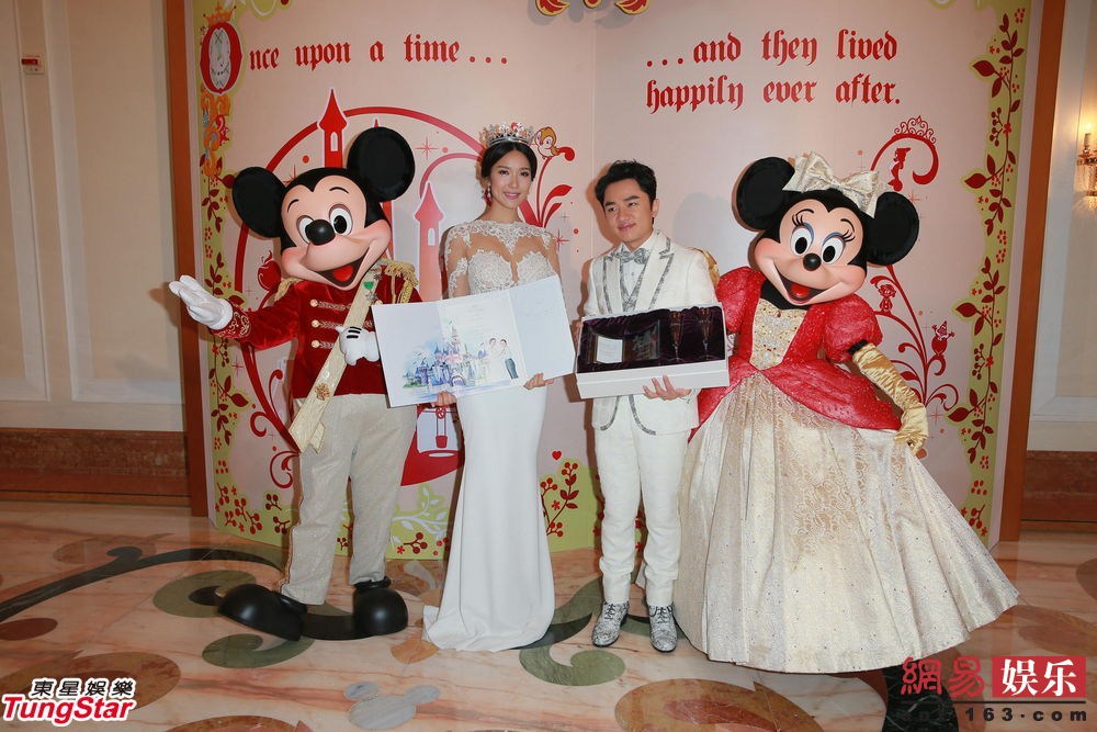 王祖蓝李亚男在迪士尼办童话式婚宴 否认婚礼赚二百万