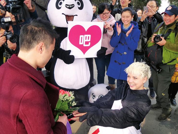 乌克兰美女向男友大斌求婚现场曝光  乌克兰美女瞬间变身“国宝”熊猫【图】