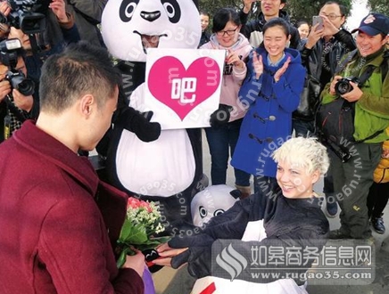 乌克兰美女向男友大斌求婚高喊嫁给我吧 单膝跪地求婚现场曝光【图】