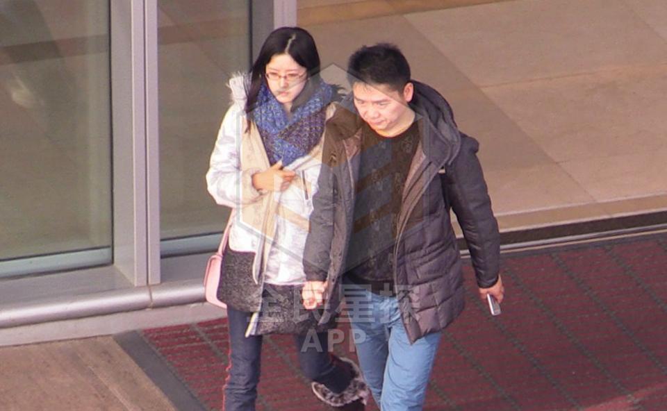 刘强东朋友圈晒婚戒称“有你最幸福” 疑似刘强东与奶茶妹妹已经结婚