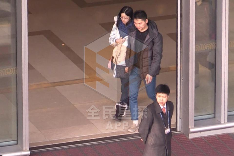 刘强东朋友圈晒婚戒称“有你最幸福” 疑似刘强东与奶茶妹妹已经结婚