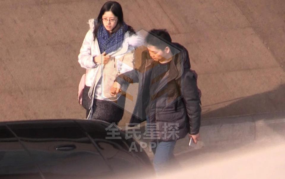 刘强东朋友圈晒婚戒称“有你最幸福” 疑似刘强东与奶茶妹妹已经结婚