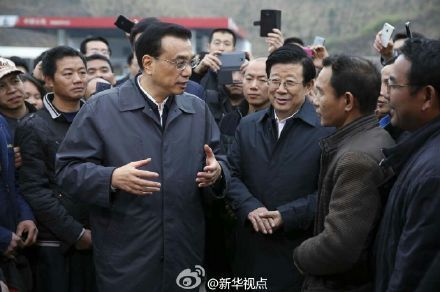 为过年返乡进城务工人员冲泡方便面