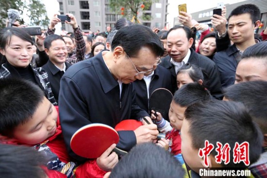 李克强赴贵阳考察破例为孩子们签16次名