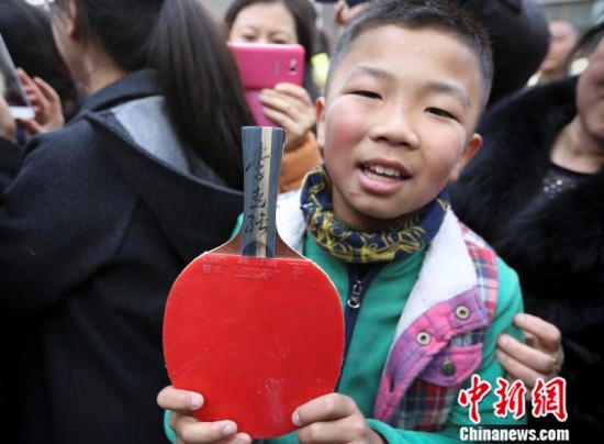 李克强赴贵阳考察破例为孩子们签16次名