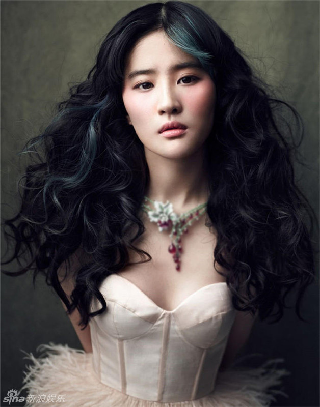 刘亦菲低胸玩性感 走起高冷性感路线让人眼前一亮【组图】