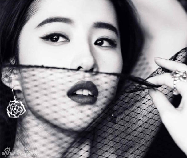 刘亦菲低胸玩性感 走起高冷性感路线让人眼前一亮【组图】