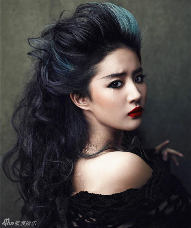 刘亦菲低胸玩性感 走起高冷性感路线让人眼前一亮【组图】