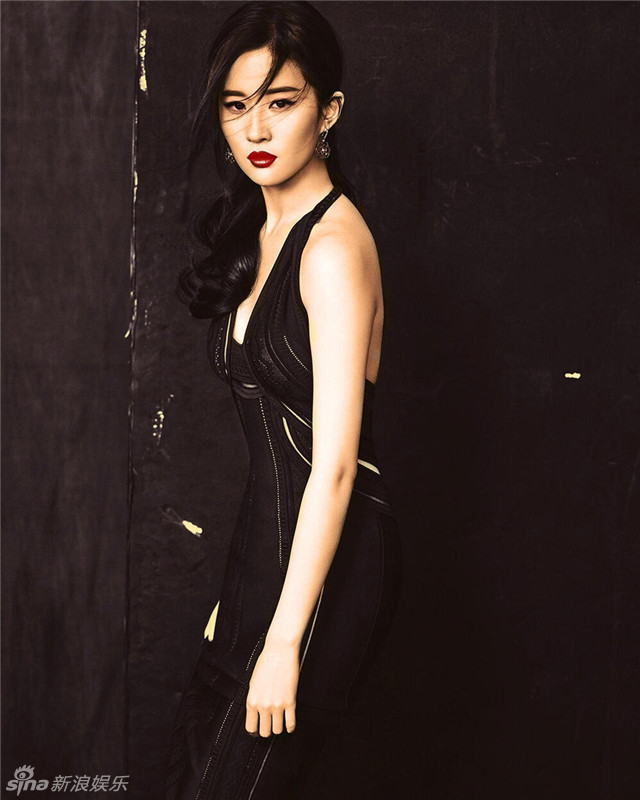 刘亦菲低胸玩性感 走起高冷性感路线让人眼前一亮【组图】