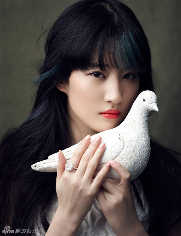 刘亦菲低胸玩性感 走起高冷性感路线让人眼前一亮【组图】