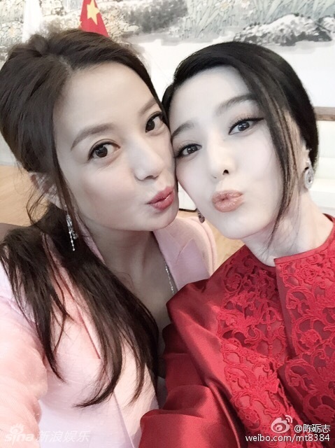 范冰冰赵薇同台嘟嘴卖萌 小燕子金锁半世纪的相逢合影【组图】