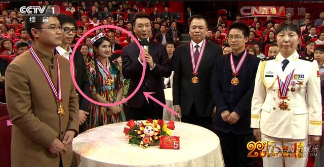 春晚维吾尔族姑娘意外走红 为家乡群众致富的引路人