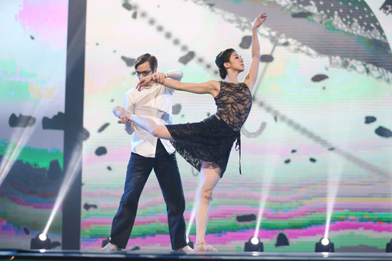 【直播】中美舞林对抗赛秀最高技艺 唐诗逸柔功令观众瞠目结舌