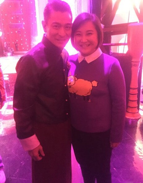 贾玲通过微博回应清秀旧照一事 称可以靠脸偏靠才华