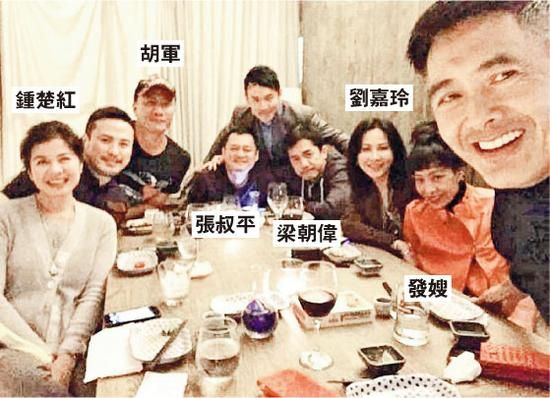 周润发攒饭局玩自拍 替众人拍照留念【图】