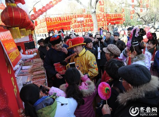 “乾隆”携妃巡游大明湖 边走边逛尝小吃