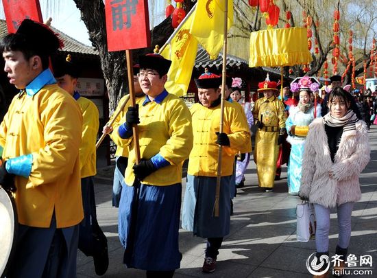 “乾隆”携妃巡游大明湖 边走边逛尝小吃