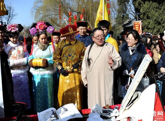 “乾隆”携妃巡游大明湖 边走边逛尝小吃